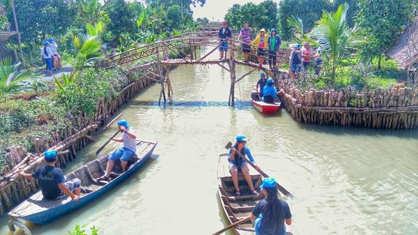 Chèo xuồng là một hoạt động rất thú vị tại đây.